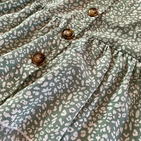 Ditsy Pattern Ruffle Sleeve Top - Picture 3 of 7